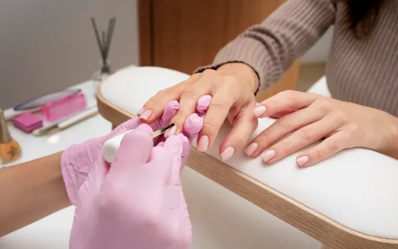 A decis&atilde;o ocorre ap&oacute;s a proibi&ccedil;&atilde;o de dois ingredientes usados em produtos para unhas em gel/Foto: Freepik/Ilustrativa