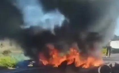 Manifestantes queimam pneus e bloqueiam BR-101 após atropelamento em Laje