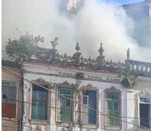 Casarão é atingido por incêndio na Baixa dos Sapateiros