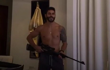 Cantor sertanejo Rodolffo usa arma para matar barata dentro de casa.| Foto: Redes Sociais
