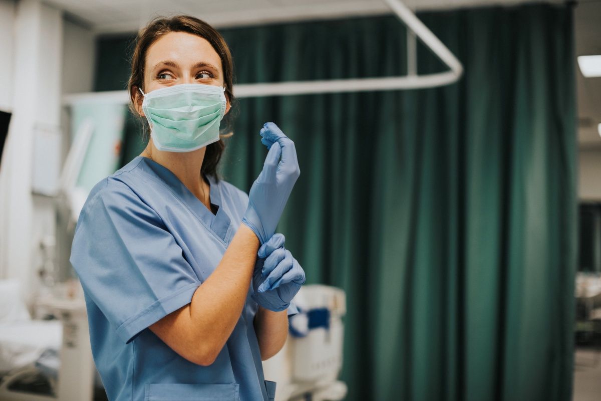 Dentre as vagas de emprego para esta quarta estão técnico de enfermagem, operador de logística, gesseiro, carpinteiro e nutricionista. Foto: Ilustrativa/Freepik