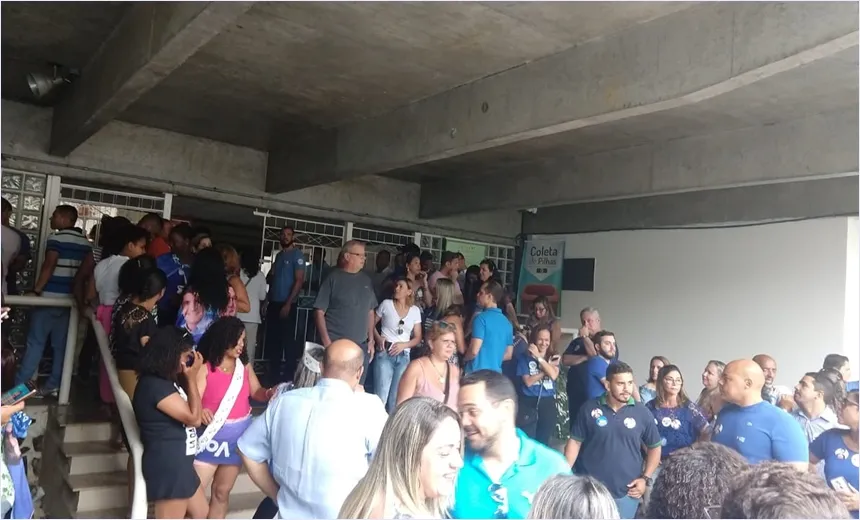 Apoiadores de ACM Neto fazem manifestação contra Rui Costa em local de votação