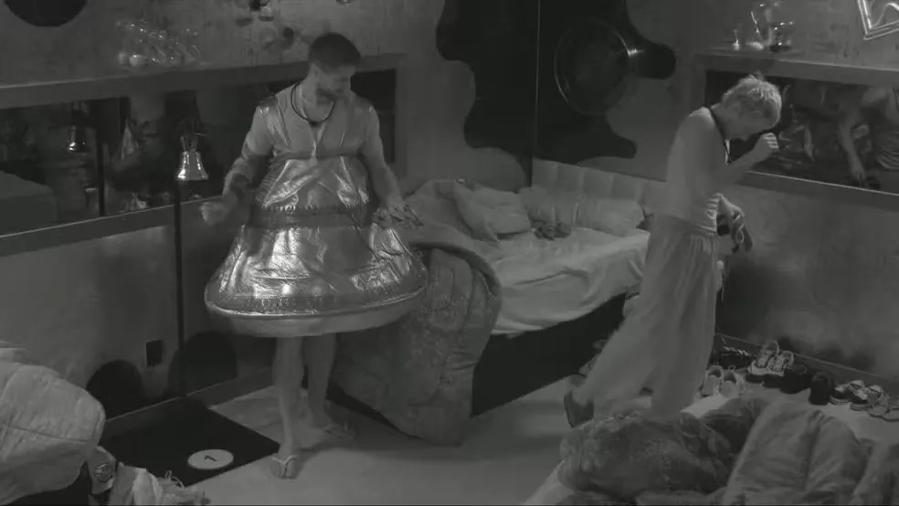 Jonas toca sino por seis minutos na madrugada no quarto dos rivais no BBB 26