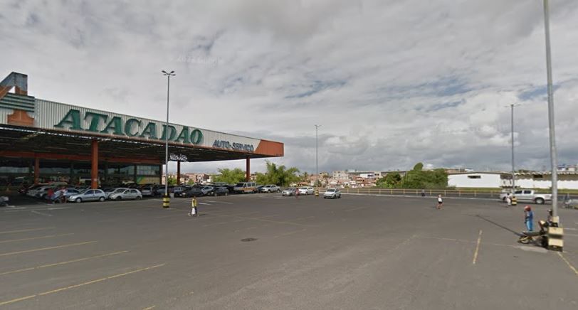 Baleados no estacionamento do mercado. Foto: Google Street View