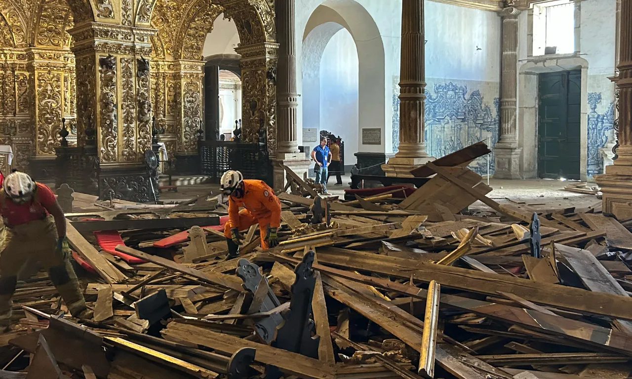 Teto de igreja desaba