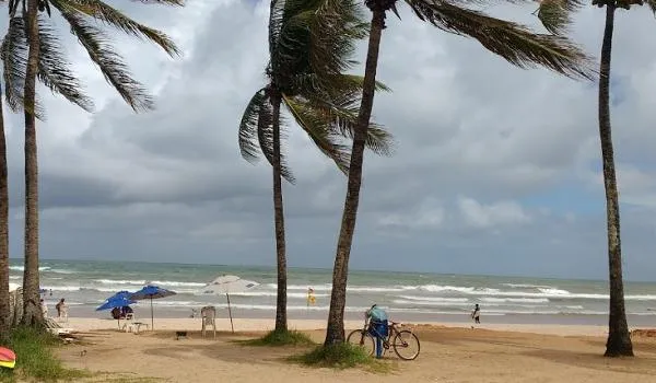 Praia de Piatã tem acesso liberado após duas semanas de interdição e prefeitura pede "discernimento" 