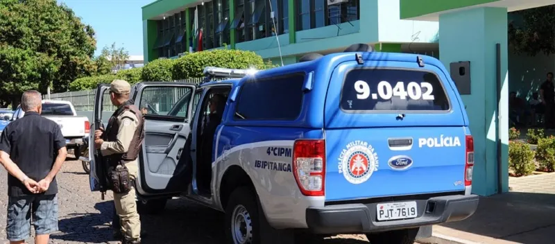 NO ‘CAMBURÃO’: Policiais são flagrados transportando homem em porta-malas de forma irregular em Salvador