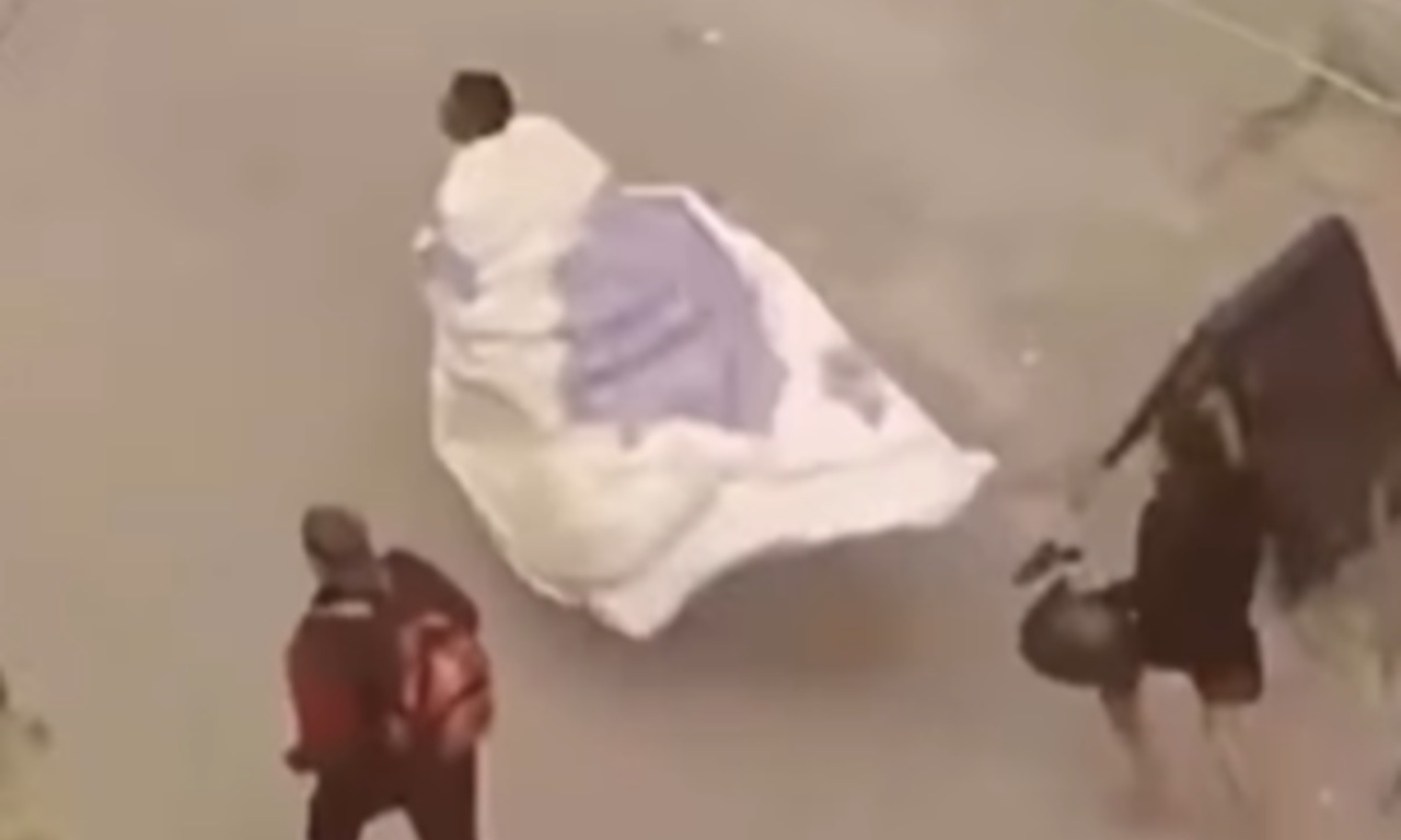 Homem foge da polícia enrolado em cobertor e cena viraliza.Foto: Reprodução