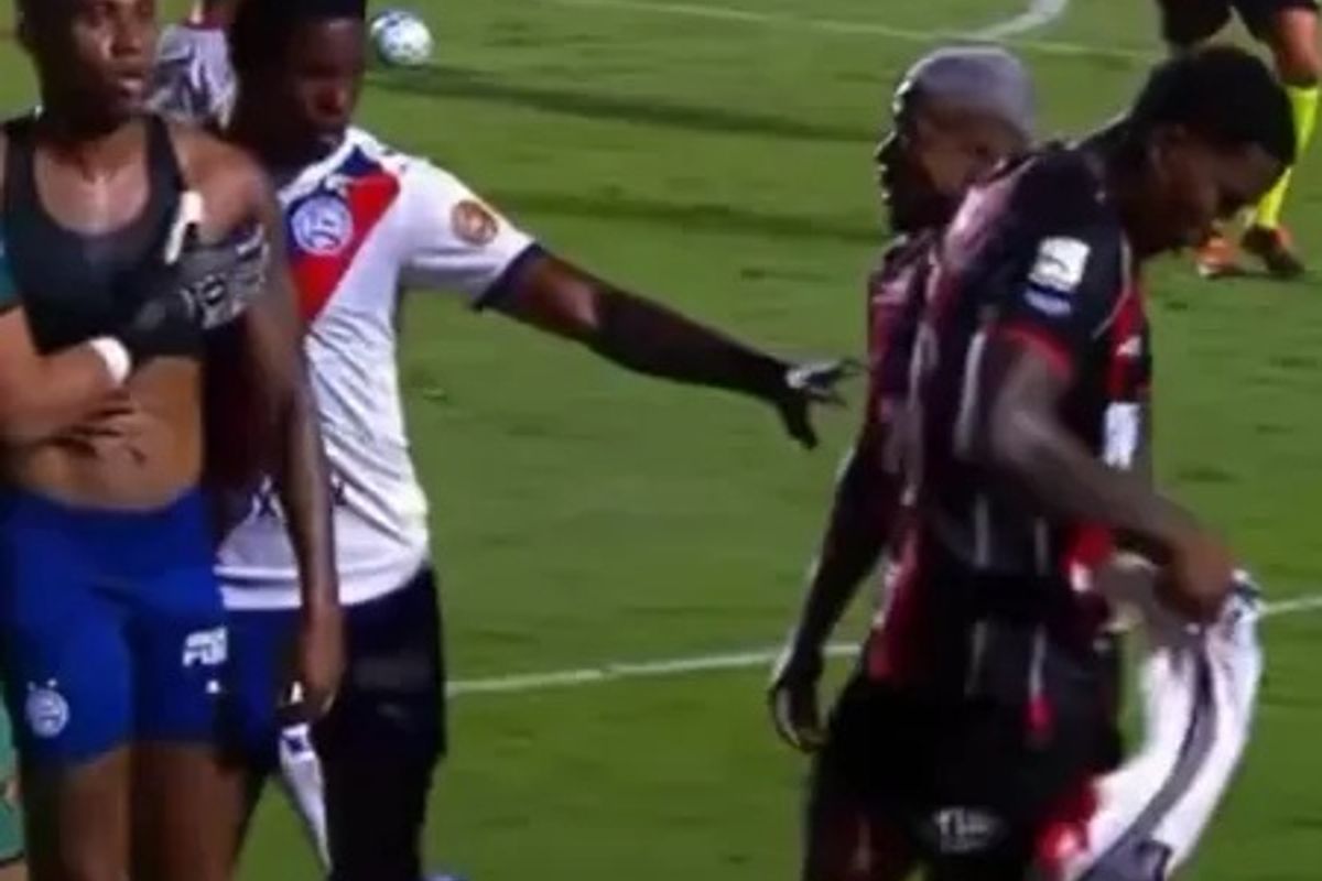 Zagueiro Cac&aacute; do Vitoria tenta rasgar camisa de Jean Lucas do Bahia. Foto: Reprodu&ccedil;&atilde;o | Premiere