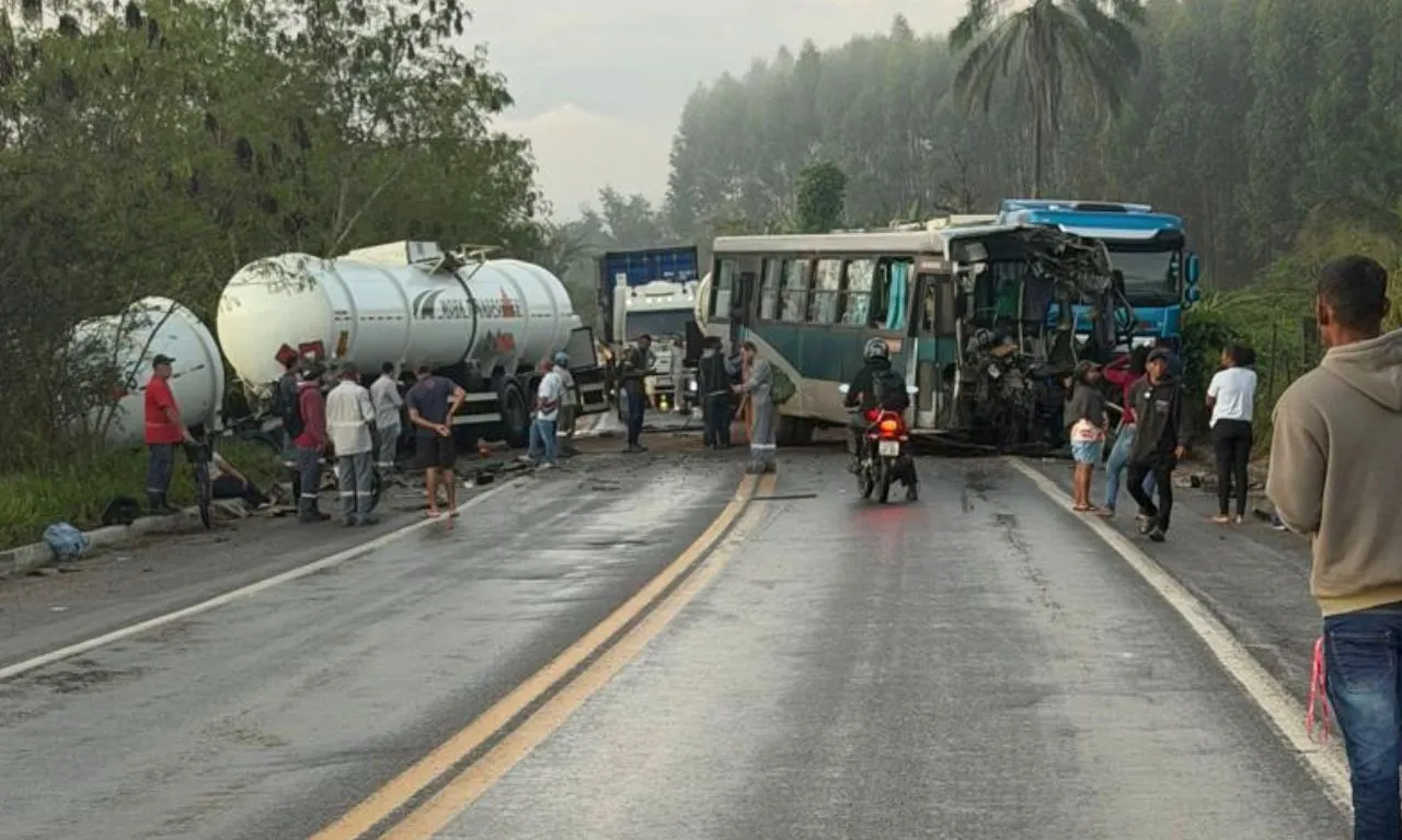Acidente entre carreta e ônibus com trabalhadores rurais deixa um morto na Bahia