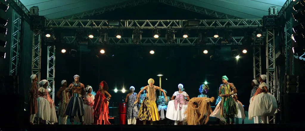 Em homenagem à Salvador, Balé Folclórico da Bahia se apresenta na Boca do Rio