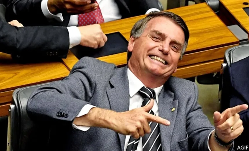 Discurso de Bolsonaro viraliza e vira alvo de piadas; “não importa quem está atrás”
