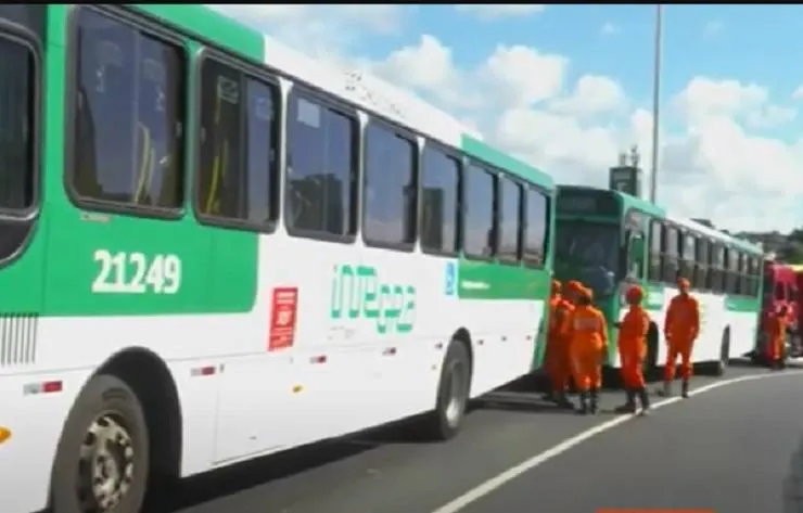 Bombeiros resgatam cobrador que subiu em teto de ônibus em Salvador