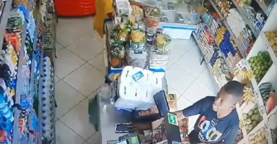 VÍDEO: Homem se passa por cliente e furta celular em mercadinho no Matatu de Brotas