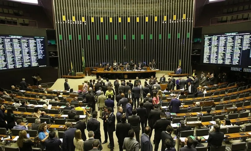 Câmara aprova PL que criminaliza desafios que induzem ao suicídio