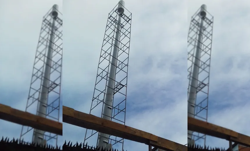 Empresa de telefonia se pronuncia sobre torre irregular em Itapuã