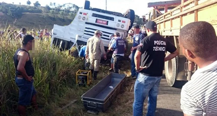 Caminhão capota e deixa dois mortos na BR-101, em Santo Antônio de Jesus