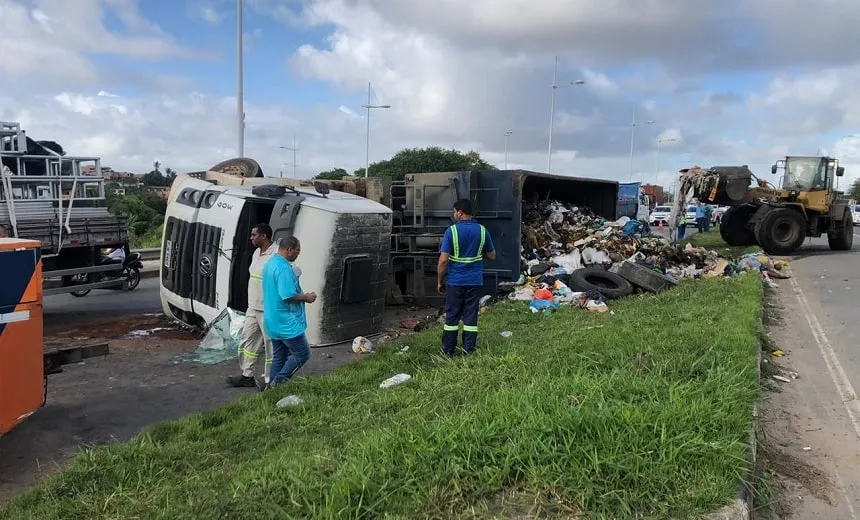 Caminhão com carga de lixo tomba e deixa trânsito prejudicado na BR-324
