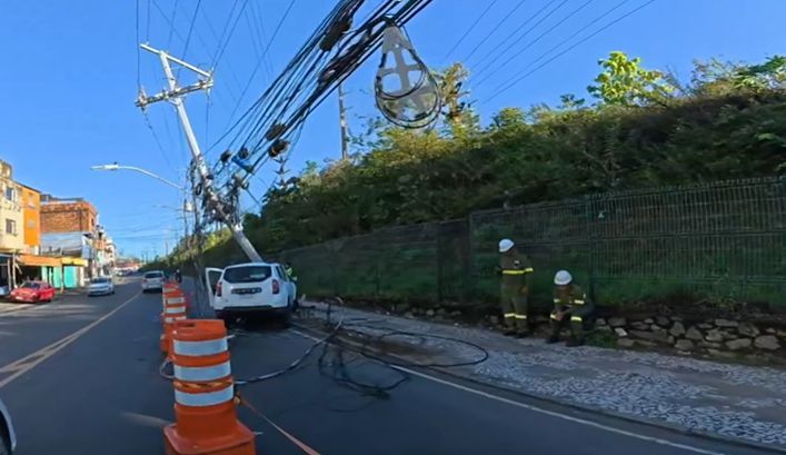 Carro Bate Em Poste