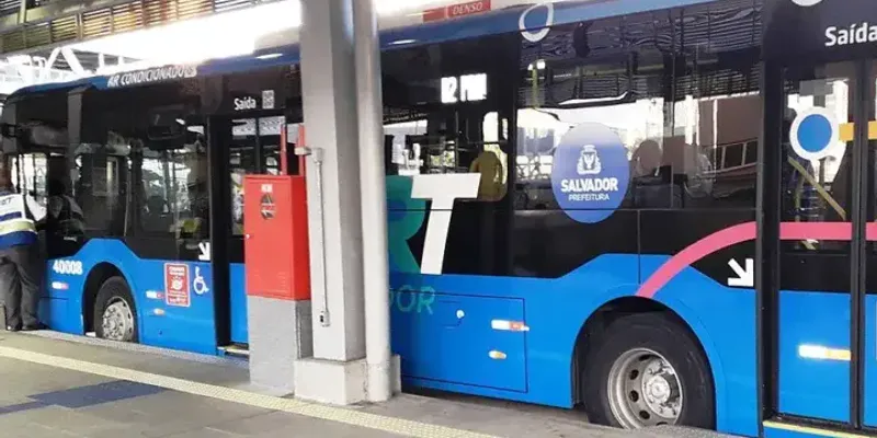 O transporte em Salvador enfrenta desafios como altos índices de violência em ônibus, mas também mostra avanços com a renovação da frota, integração entre ônibus e metrô, e a expansão do BRT/Foto: Reprodução