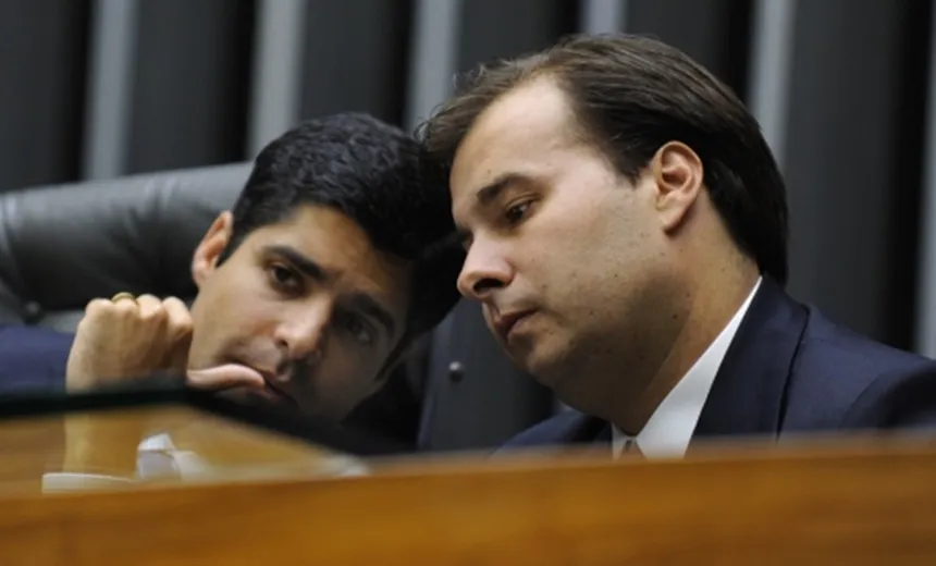 ACM Neto e Rodrigo Maia ficam presos em elevador durante reunião; entenda
