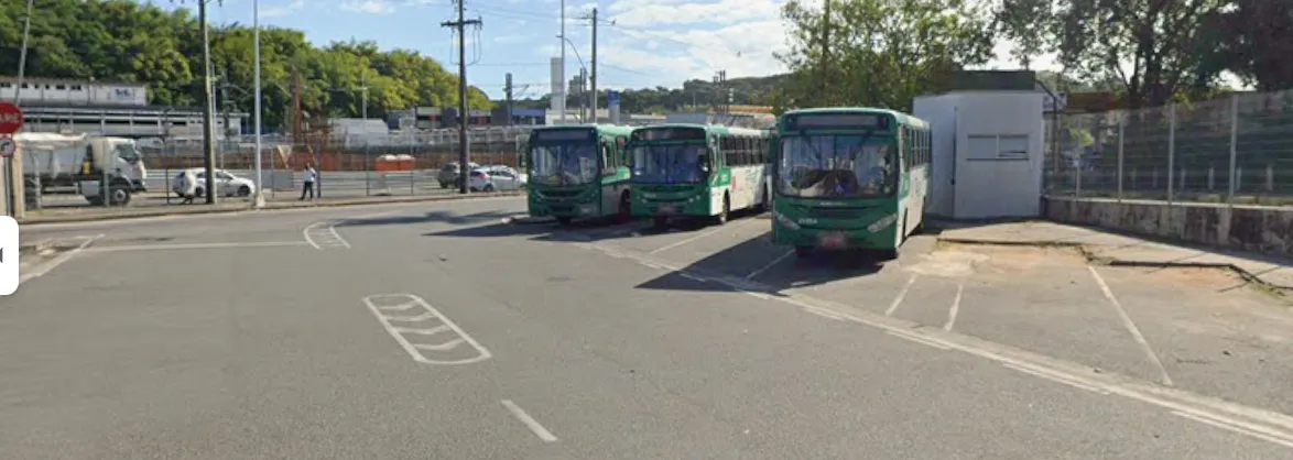 Mulher é atropelada após cair de ônibus na antiga Rodoviária de Salvador 
