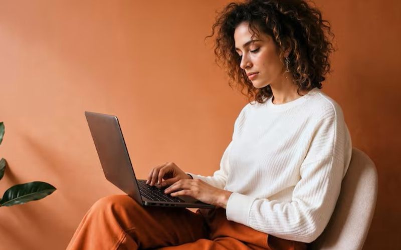 As inscri&ccedil;&otilde;es para o Partiu Est&aacute;gio s&atilde;o gratuitas e realizadas exclusivamente pela internet, atrav&eacute;s da plataforma oficial do governo do estado/Foto: Freepik&nbsp;