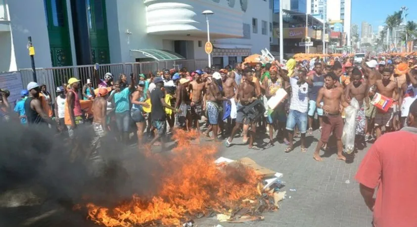 REPLAY: Novamente na Barra, ambulantes protestam contra exclusividade de cerveja no carnaval; “É baderna”, diz prefeito