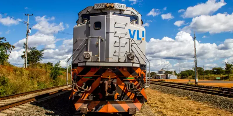 Ferrovia Centro-Atlântica atravessa áreas urbanas de forma lenta e perigosa, refletindo a falta de investimentos em infraestrutura ferroviária no interior da Bahia/Foto: Reprodução