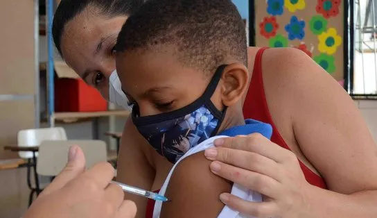 Atenção papai e mamãe: imunização contra pólio e multivacinação segue ativa nas escolas de Salvador  