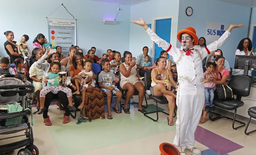 Ala pediátrica do Hospital Roberto Santos recebe apresentação de circo francês