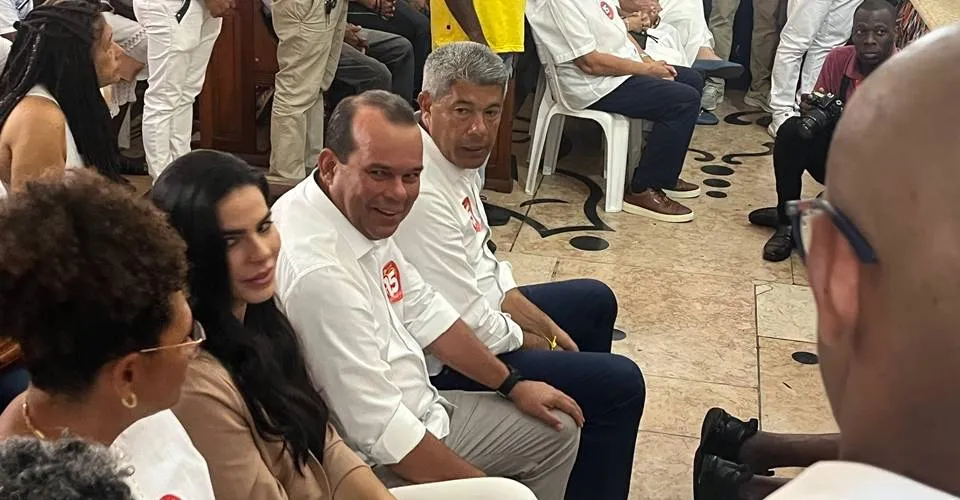 Ao lado de Jerônimo, Geraldo faz encerramento simbólico da campanha no Bonfim