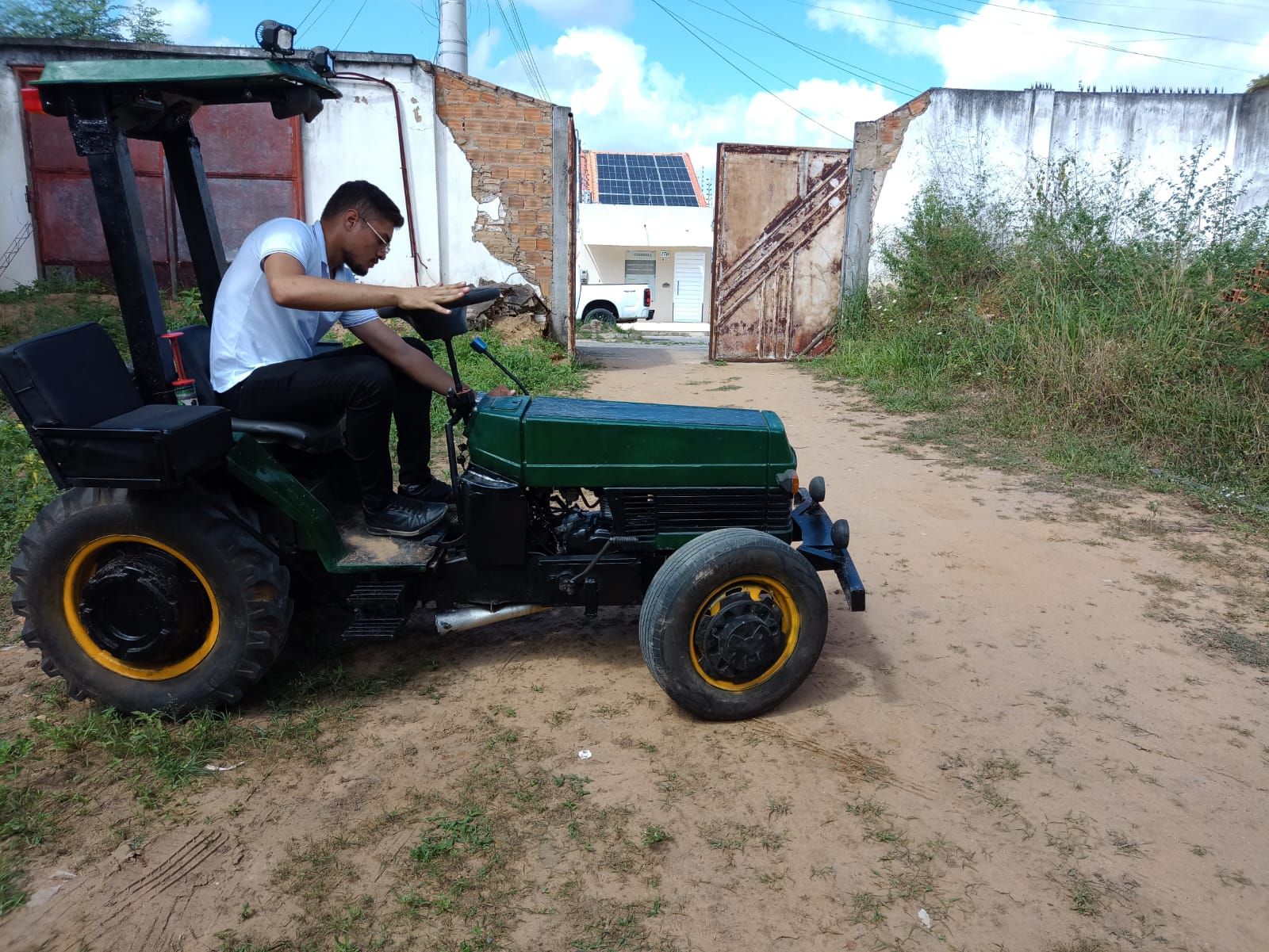 Estudante da EJA constrói trator com materiais renováveis. Foto: Ilustração | Gov.BA 