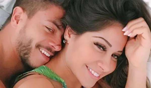 Arthur Aguiar chora ao negar que foi abusivo durante relacionamento com Mayra Cardi