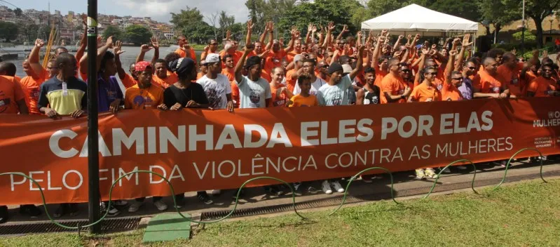 ‘ELES POR ELAS’: Ato pelo fim da violência contra as mulheres reúne multidão no Dique do Tororó