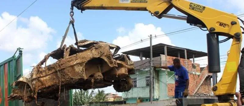 ‘DESAFOGANDO’: Operação retira sucatas da Avenida Suburbana