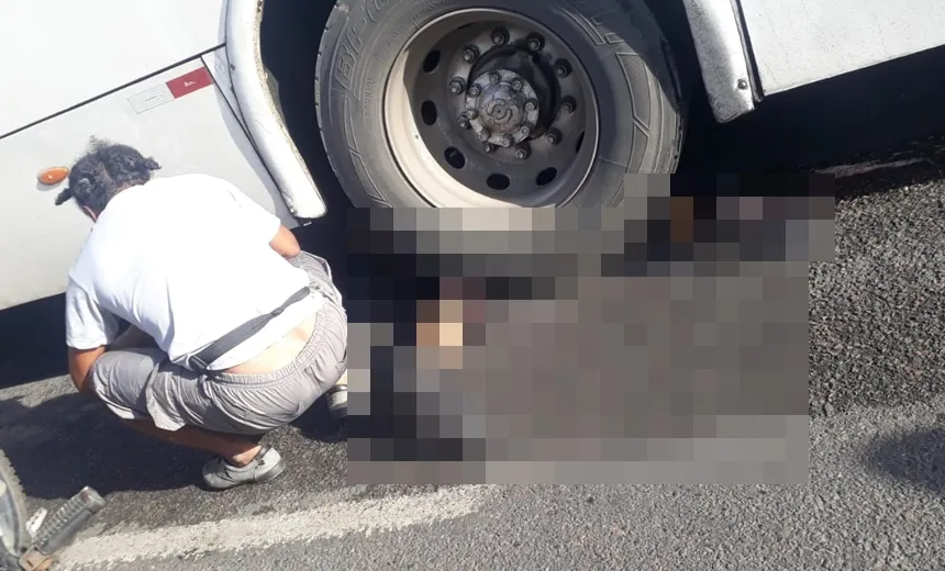 Motociclista fica preso embaixo de ônibus após acidente na BR-324, em Salvador