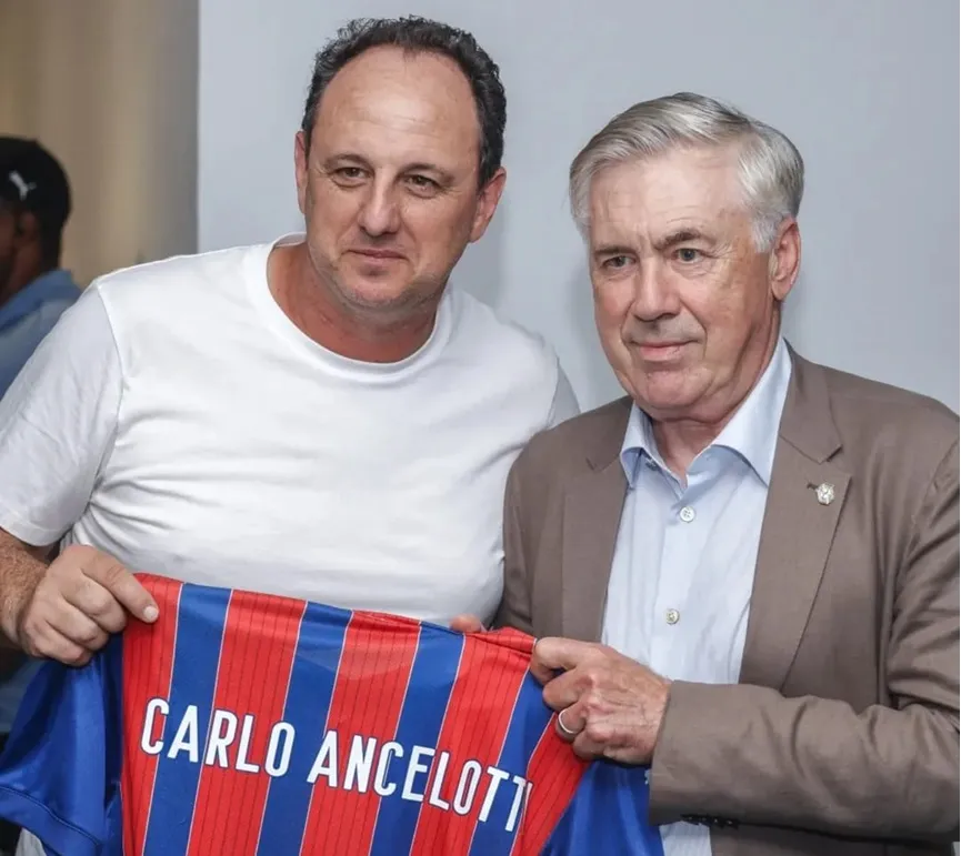 Ancelotti recebe camisa das mãos de Ceni na Arena Fonte Nova