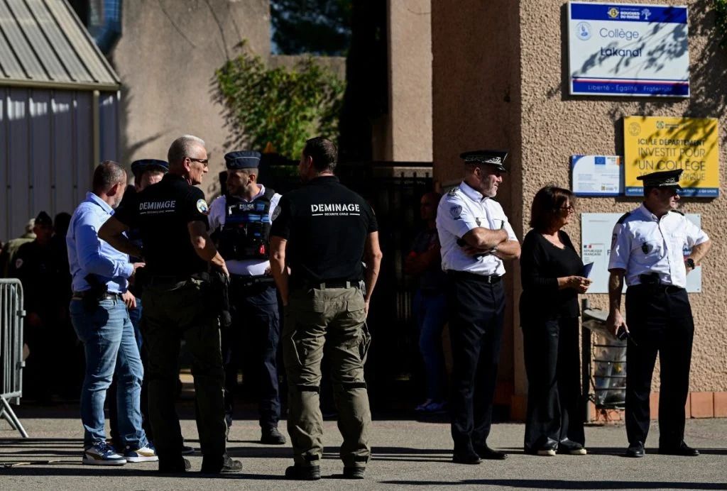 Adolescente Atira Dentro De Escola