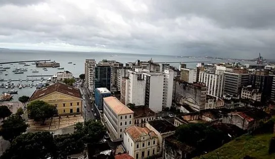 O "cacau" caiu e a energia também: bairros de Salvador sofrem com falta de energia e Coelba aumenta número de equipes
