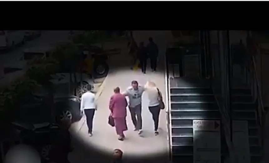 Vídeo: idosa perde os sentidos após levar murro no peito ‘sem motivo’