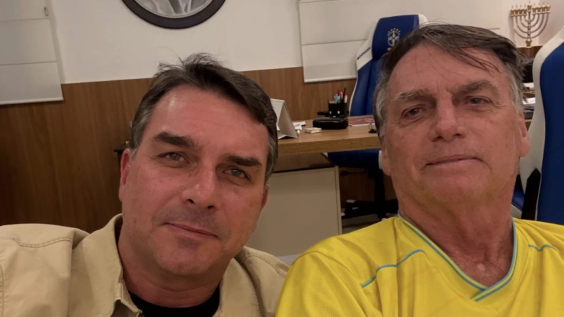 Moraes autoriza retomada das visitas de Fl&aacute;vio a Jair Bolsonaro