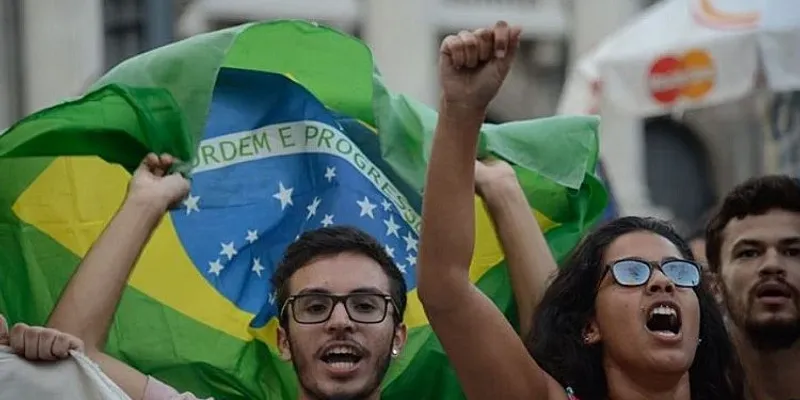 Imagem da população protestando pela política/Foto: Fernanda Frazão