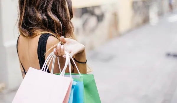 Quase 60% dos consumidores têm adiado compras por causa da pandemia, aponta pesquisa