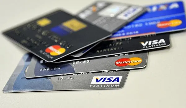 Cartão de crédito passa a usar cotação do dólar do dia da compra; saiba mais 