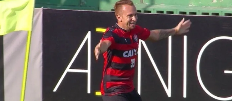 SÉRIE A: Com primeiro tempo avassalador, Vitória goleia a Chapecoense e respira no Brasileiro
