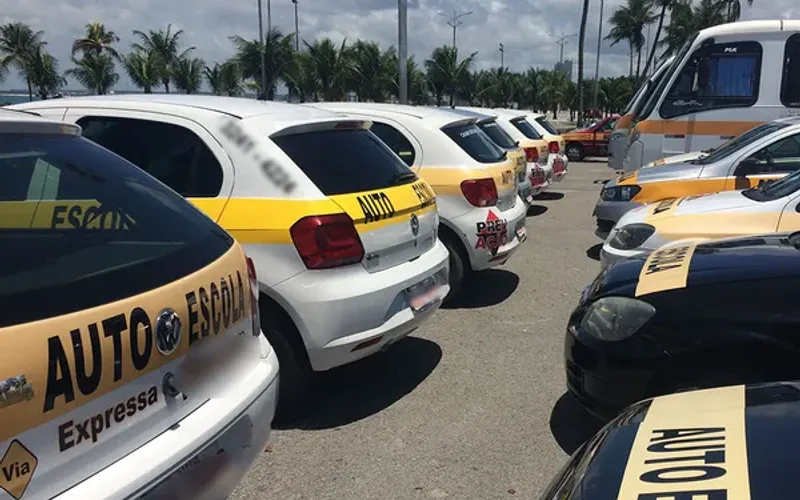 A instrução em autoescolas, com profissionais certificados e currículo estabelecido, visa garantir que os motoristas adquiram as habilidades e conhecimentos necessários para dirigir com segurança/Foto: Reprodução