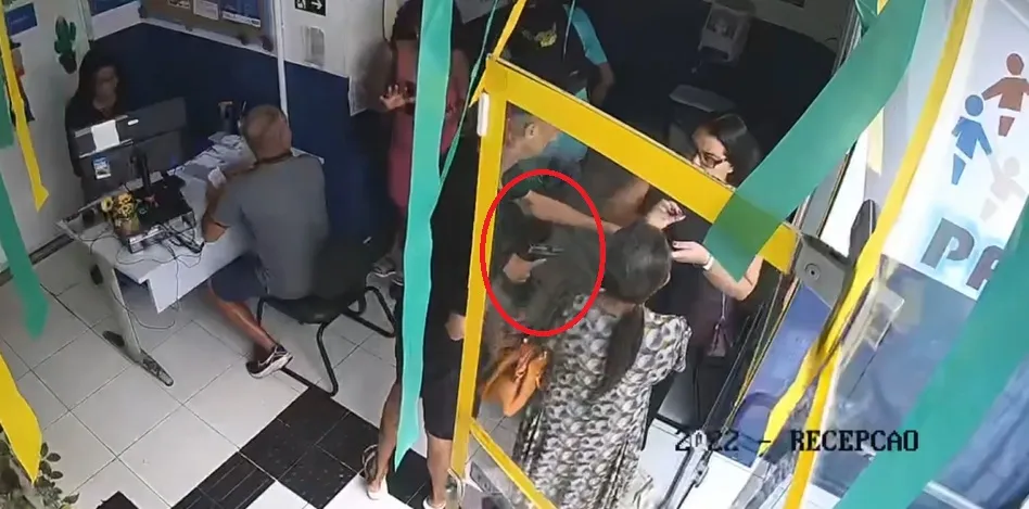 Dois homens assaltaram populares e funcionários no CRAS de Itapuã, na manhã desta terça-feira (30), em Salvador.