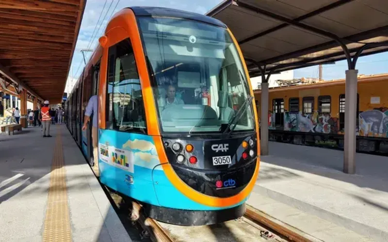 O VLT de Salvador terá aproximadamente 36,4 quilômetros de extensão quando todas as etapas forem concluídas, conectando bairros da capital à cidade de Simões Filho e ampliando a mobilidade na Região Metropolitana/Foto: Joá Souza/GOVBA