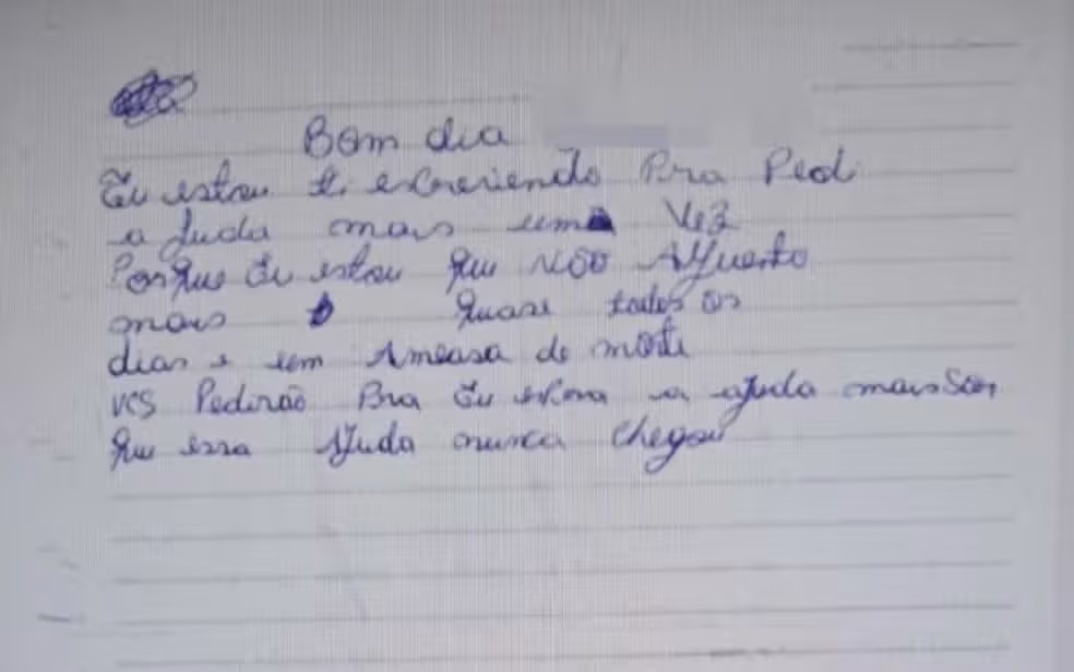 Uma mulher de 22 anos foi resgatada de c&aacute;rcere privado ap&oacute;s pedir para o filho de sete anos entregar bilhetes com pedido de socorro para professora